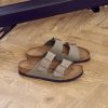 ⁦בירקנשטוק כפכפי גברים אריזונה סטון Birkenstock Arizona Birko-Flor Nubuck Stone⁩ – תמונה ⁦7⁩
