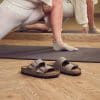 ⁦בירקנשטוק כפכפי גברים אריזונה סטון Birkenstock Arizona Birko-Flor Nubuck Stone⁩ – תמונה ⁦12⁩