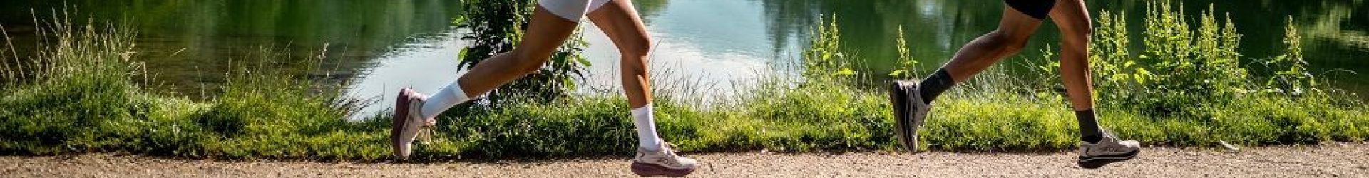 אנשים רצים עם נעלי אטום